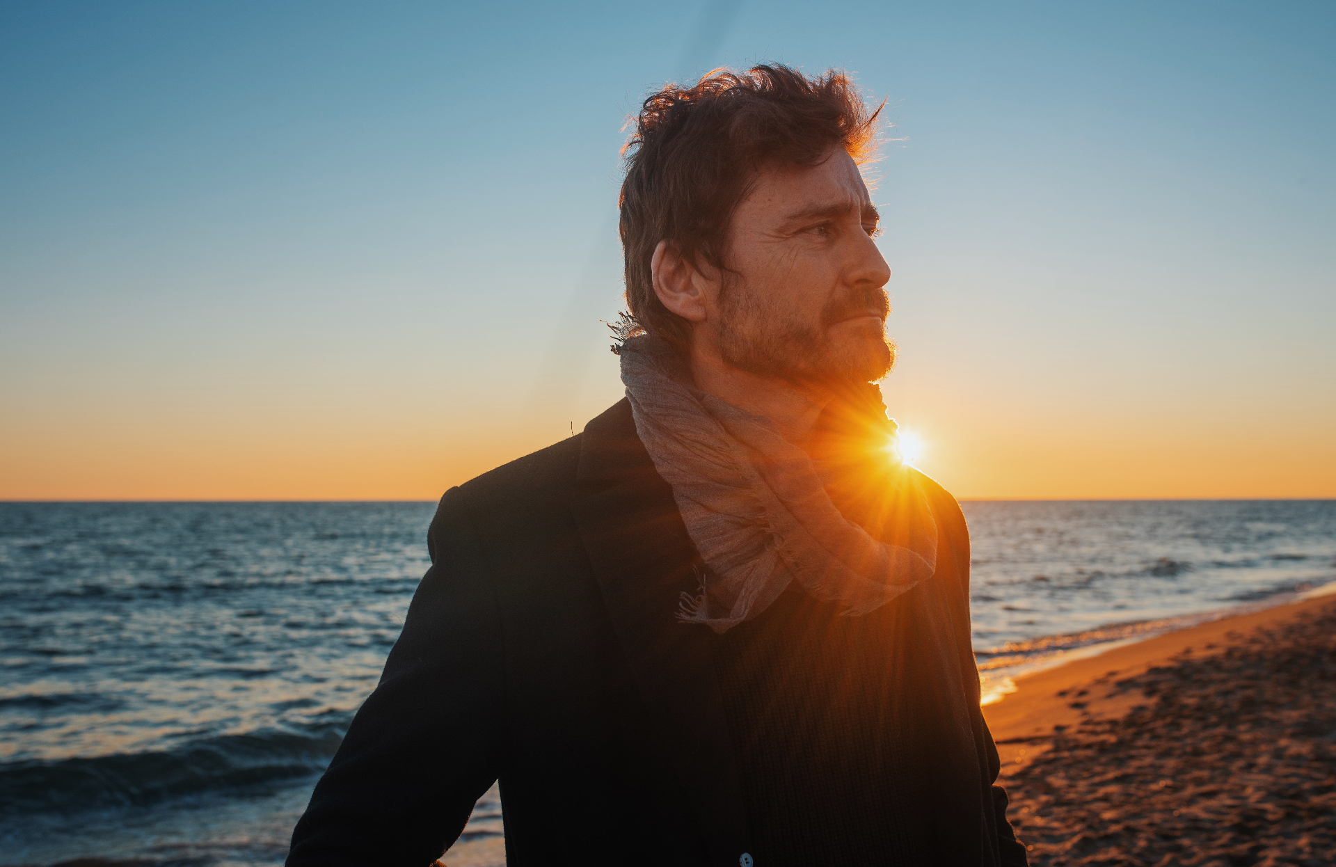 Retrato de Luis Albertos con el sol detrás